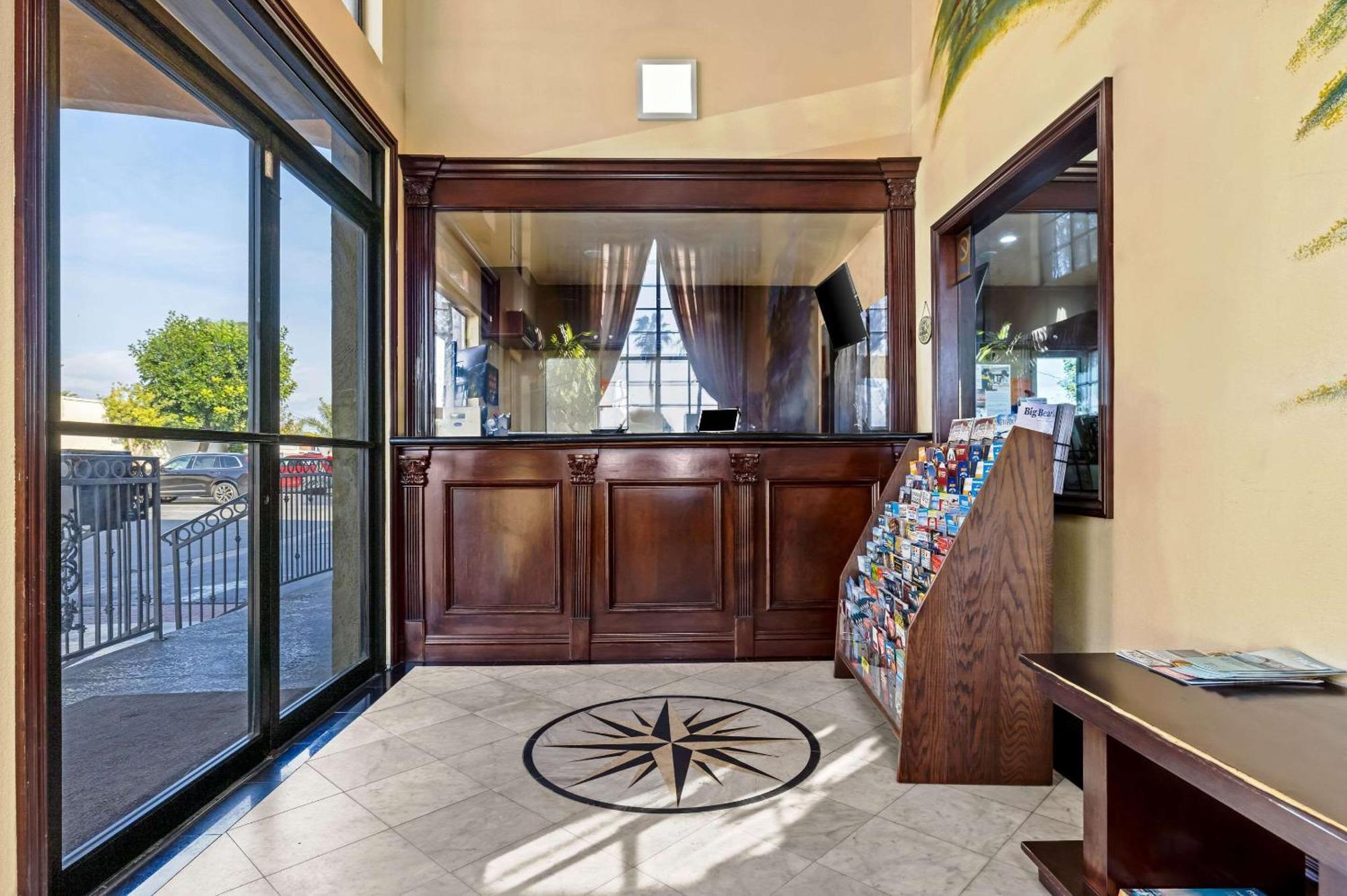 Rodeway Inn Santa Ana Extérieur photo